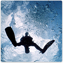 Kristall klares Wasser nahe Phuket taucher, meer